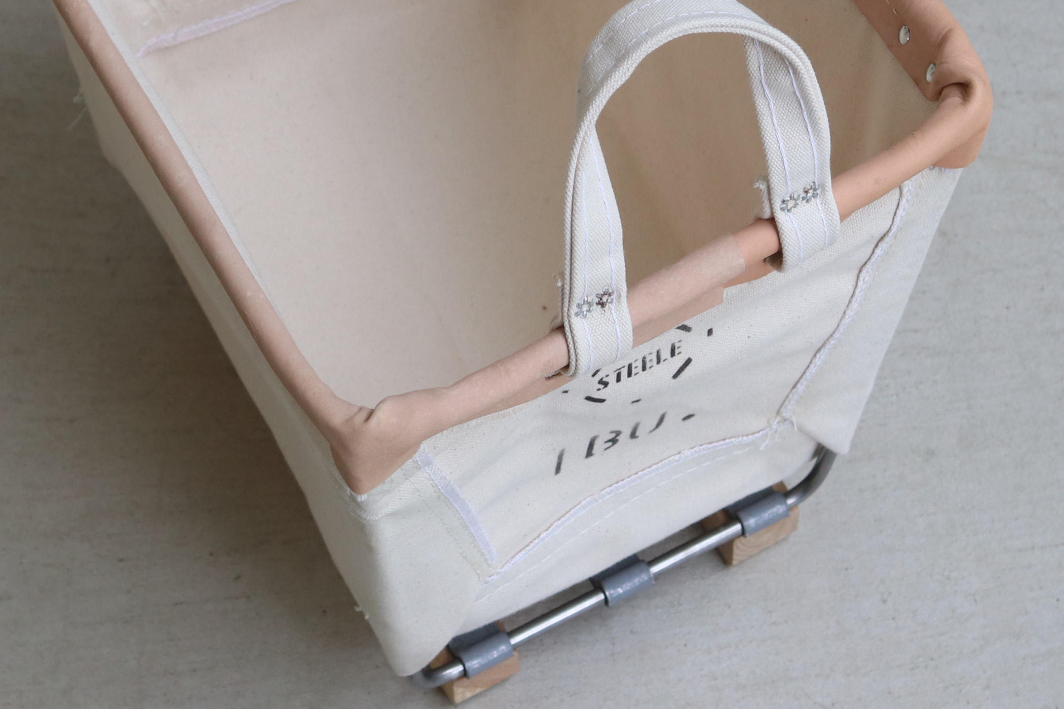 工場の道具が、暮らしの景色になる ― STEEL CANVAS BASKET | dupon35